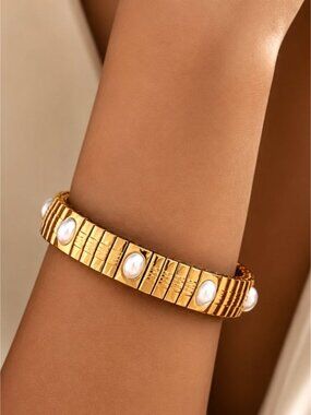 Gold Stretch Bracelet with White Pearls